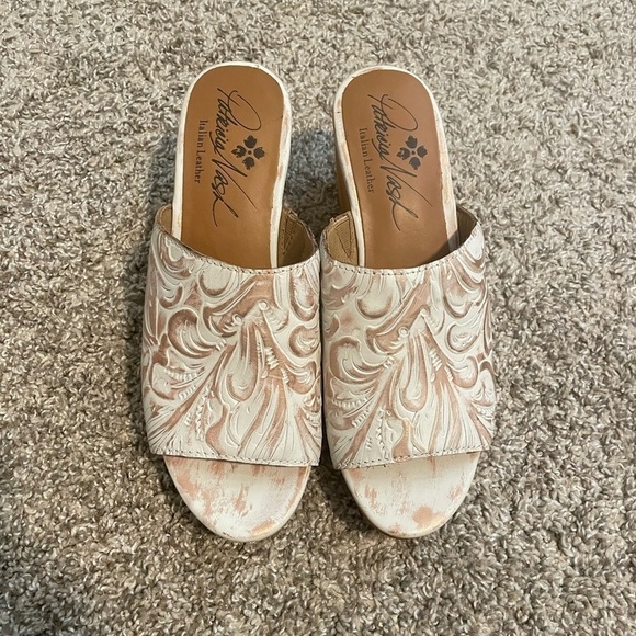 PATRICIA NASH VALENA WHITE COPPER TOOLED LEATHER CLOGS SHOES SIZE 7.5 - Picture 2 of 9